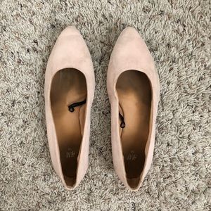 Light pink pointed flats